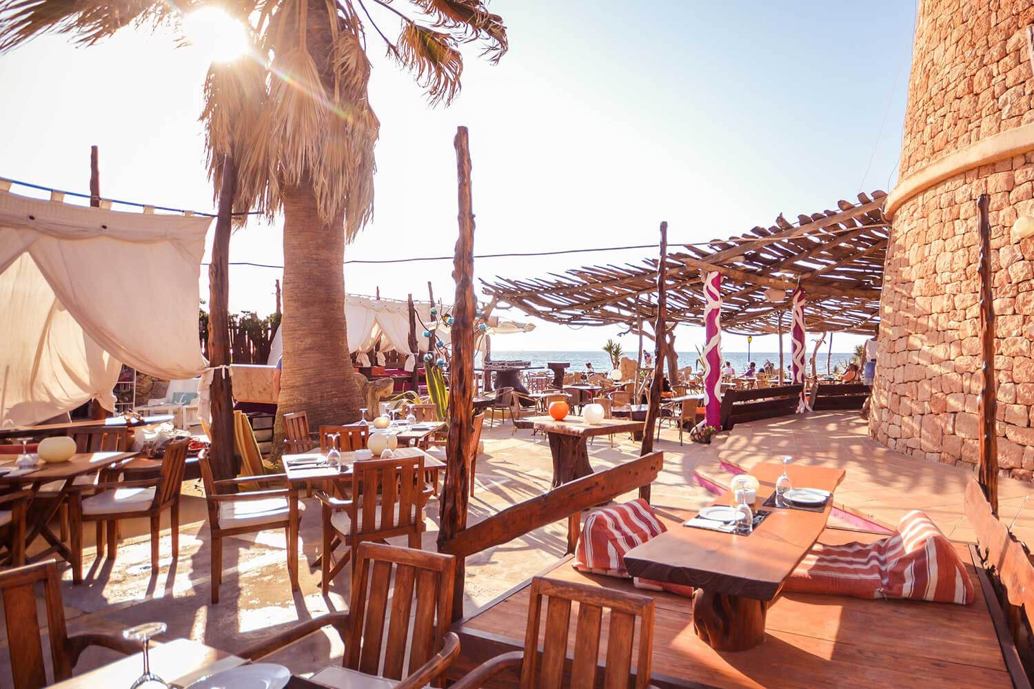 Terraza de restaurante y chiringuito Kumharas Ibiza