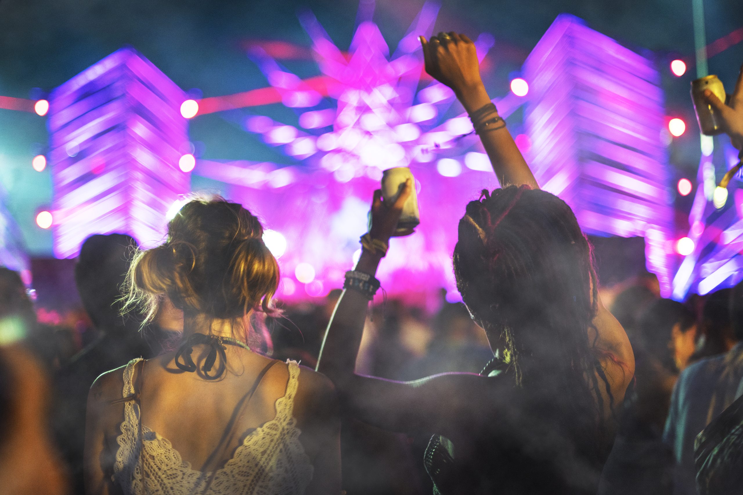 personas en la mejor zona de fiesta de ibiza