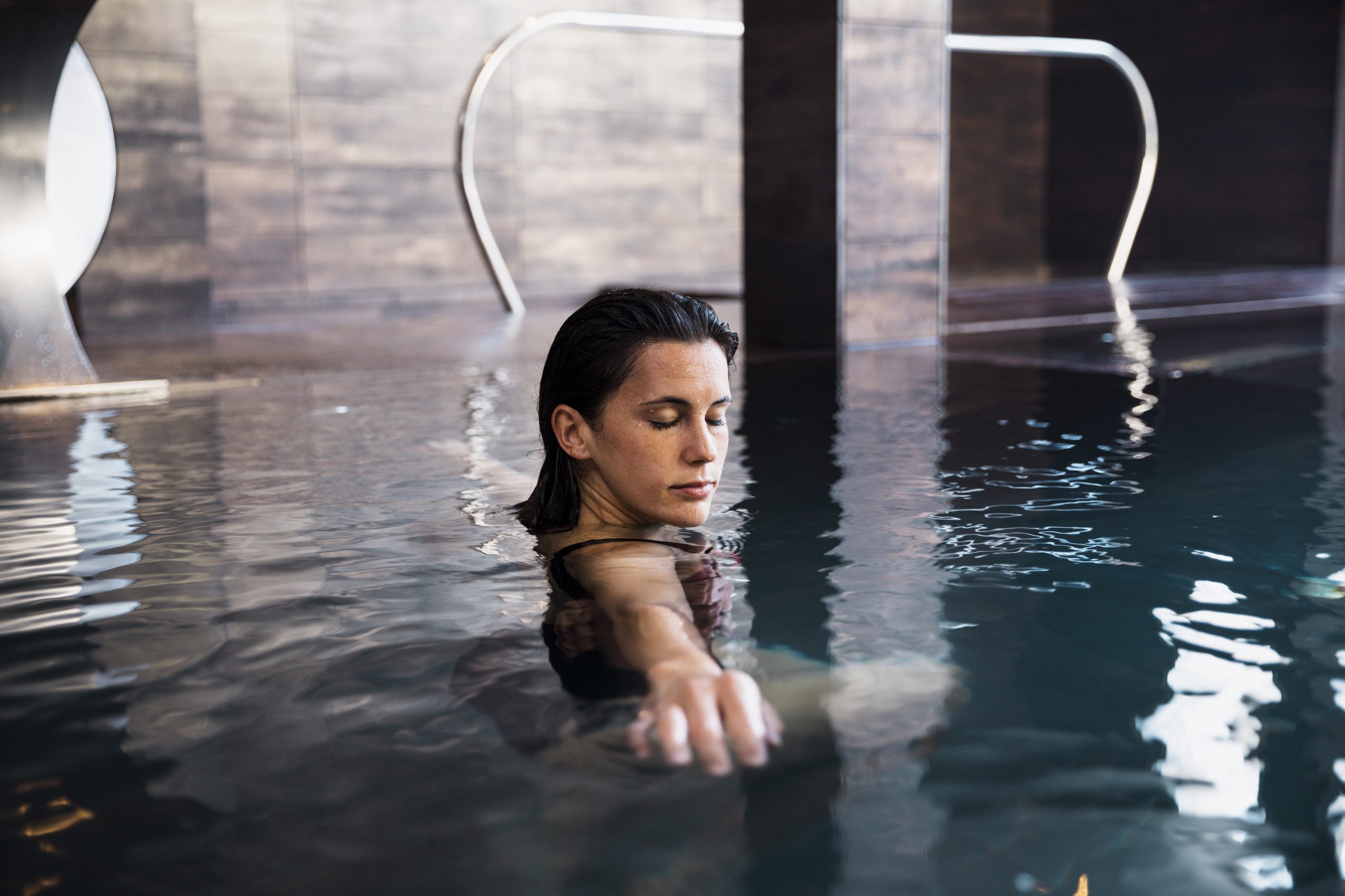 Mujer dándose un baño termal en un spa de Ibiza